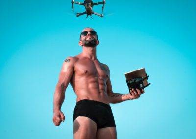 mężczyzna w szortach sterujący dronem