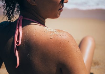 kobieta w bikini na plaży