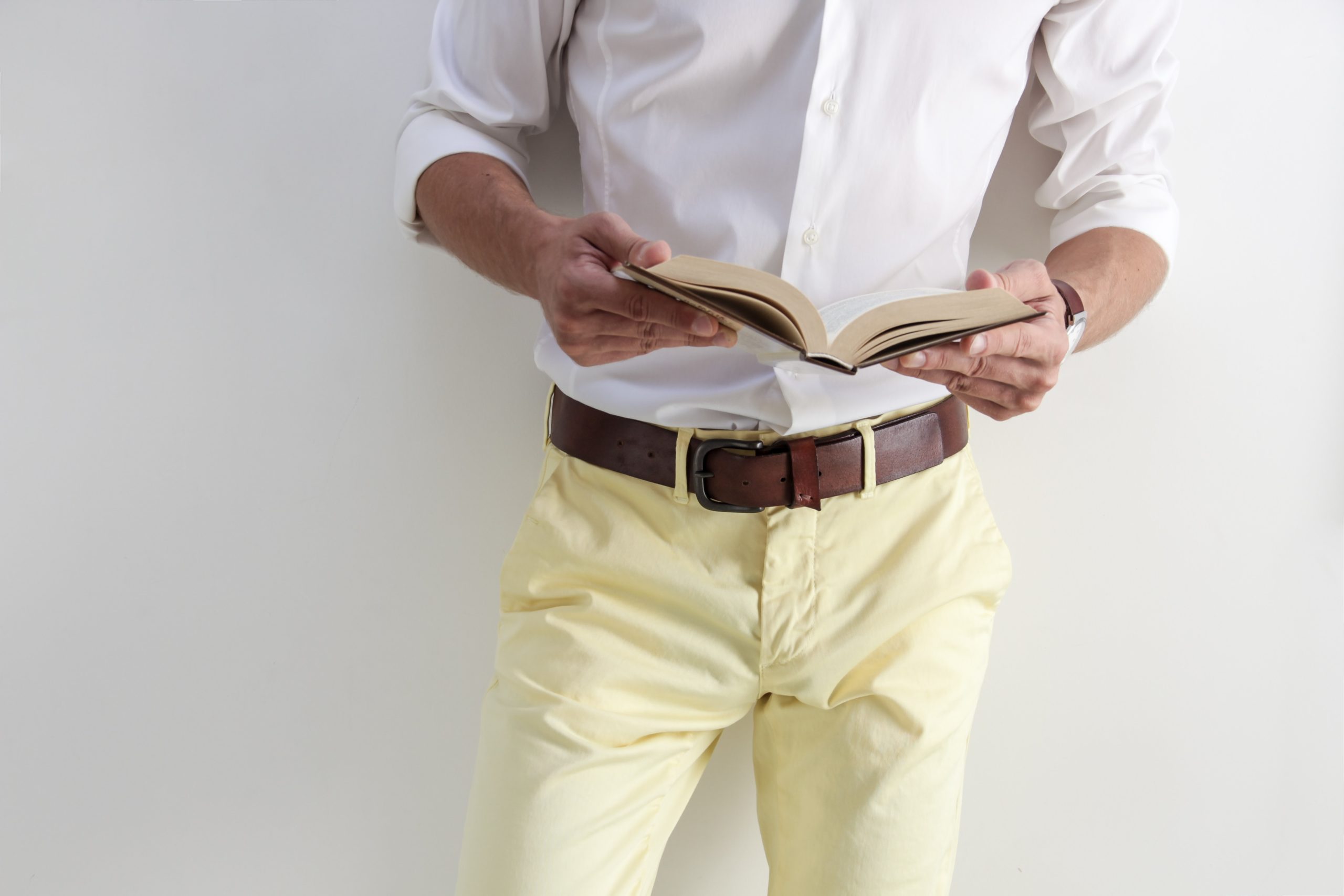 Mężczyzna w spodniach z książką